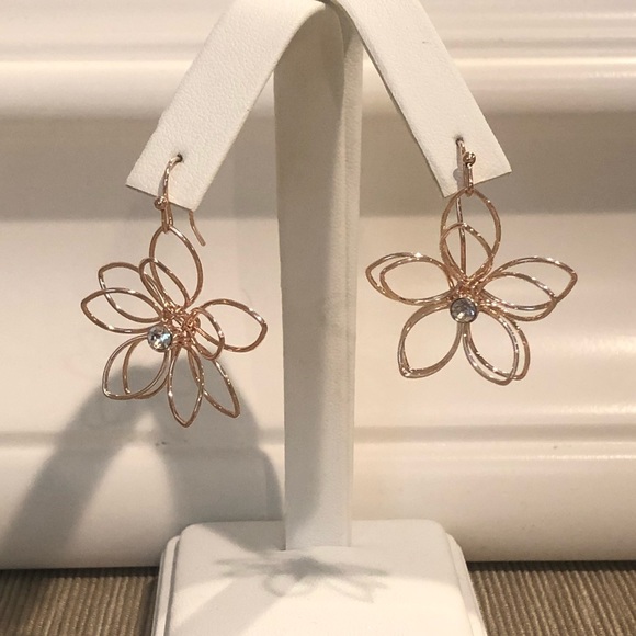 Jewelry - 🆕Dainty Rose Gold Tone Flower Drop Earrings